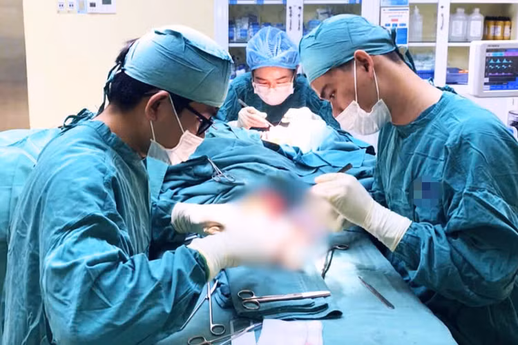 Từ chối yêu... người phụ nữ bị chém nhiều nhát nguy kịch Tu choi yeu... nguoi phu nu bi chem nhieu nhat nguy kich