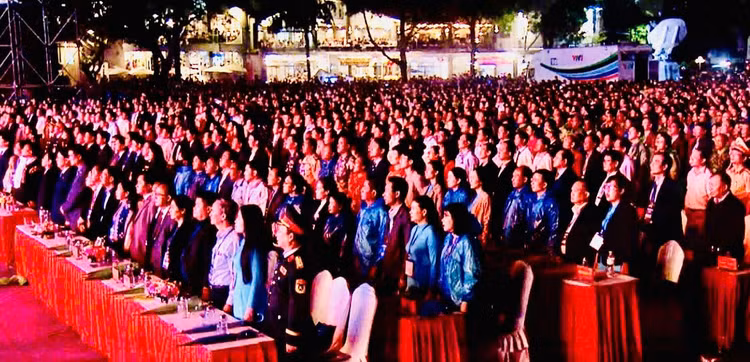 Hàng nghìn người dự lễ kỷ niệm 120 năm thành lập tỉnh Đắk Lắk - Hình 5 Hang nghin nguoi du le ky niem 120 nam thanh lap tinh Dak Lak-Hinh-5