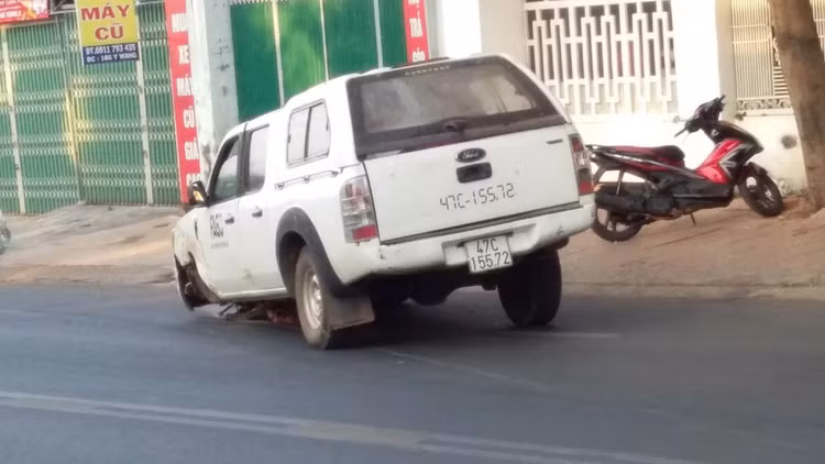 Dang quet rac, nu cong nhan bat ngo bi o to tong trong thuong