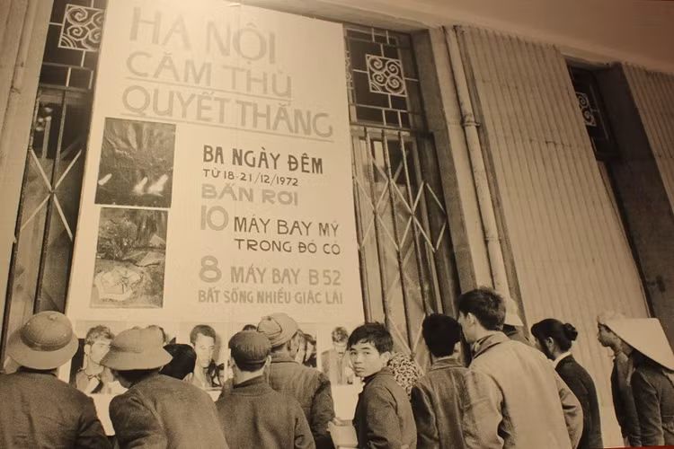 Chùm ảnh vô giá: Hà Nội 12 ngày đêm - Rực rỡ chiến công - Hình 12 Chum anh vo gia: Ha Noi 12 ngay dem - Ruc ro chien cong-Hinh-12