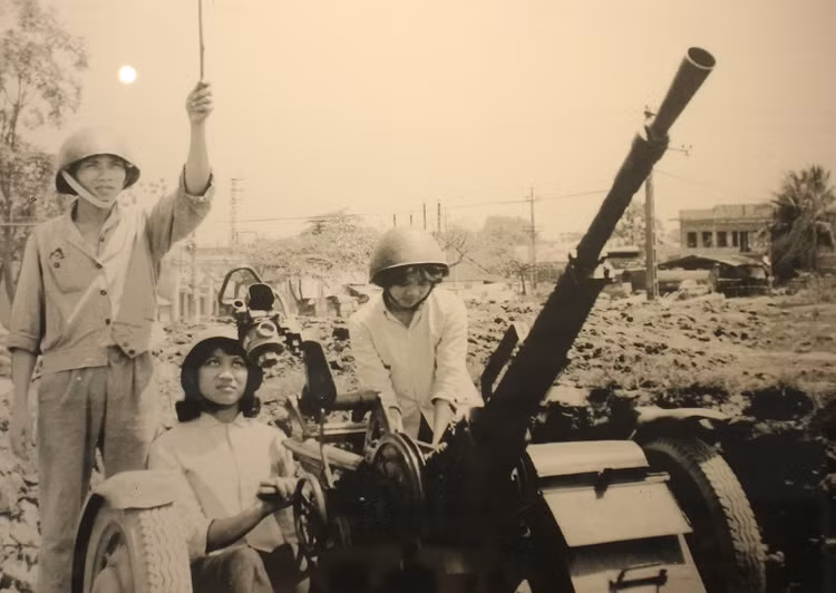 Chùm ảnh vô giá: Hà Nội 12 ngày đêm - Rực rỡ chiến công - Hình 9 Chum anh vo gia: Ha Noi 12 ngay dem - Ruc ro chien cong-Hinh-9