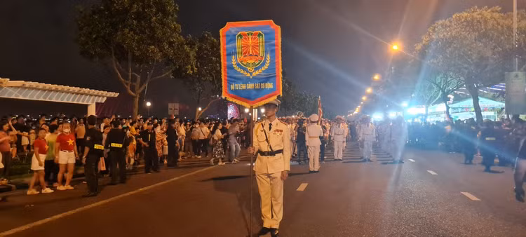 Da Nang: Dong nguoi ken cung xem bieu dien nhac ken dieu hanh tren pho-Hinh-4