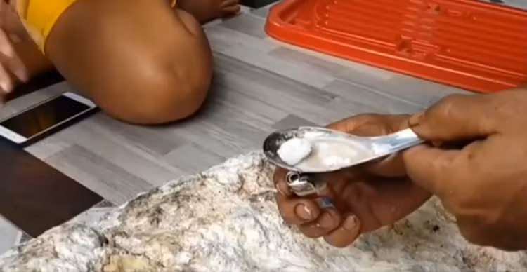 Nhặt được “vàng nổi” khi dạo bờ biển, cặp đôi chớp mắt đổi đời - Hình 2 Nhat duoc “vang noi” khi dao bo bien, cap doi chop mat doi doi-Hinh-2