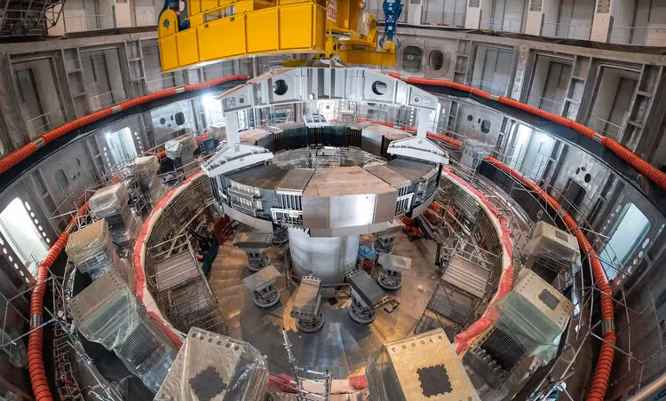 ITER là dự án hợp tác 33 nước với tổng chi phí 25 tỷ USD (646.500 tỷ đồng), nhằm tạo ra năng lượng sạch như Mặt Trời thông qua phản ứng tổng hợp hạt nhân.(Ảnh: Fusion for Energy)