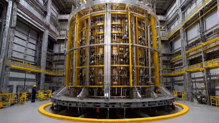 ITER được ví là "Mặt Trời nhân tạo" nhờ khả năng tạo ra plasma ổn định, sản xuất năng lượng sạch không carbon, ít rủi ro hơn phân hạch hạt nhân. (Ảnh: Đời sống pháp luật)