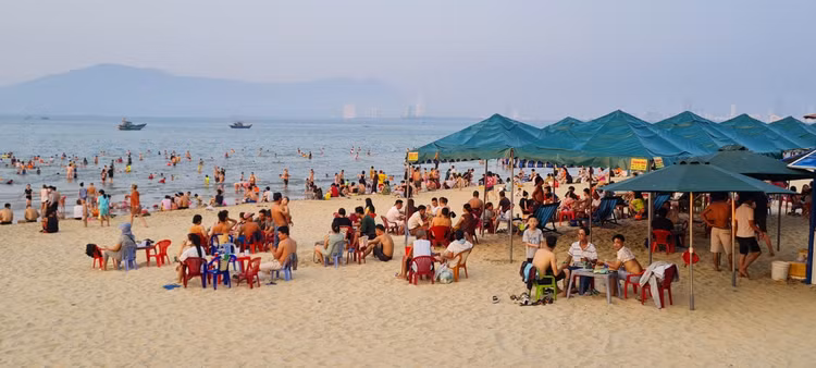 Nóng đổ lửa, dân Đà Nẵng ùn ùn ra biển giải nhiệt Nong do lua, dan Da Nang un un ra bien giai nhiet