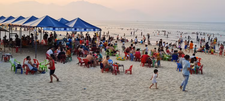 Nóng đổ lửa, dân Đà Nẵng ùn ùn ra biển giải nhiệt - Hình 11 Nong do lua, dan Da Nang un un ra bien giai nhiet-Hinh-11