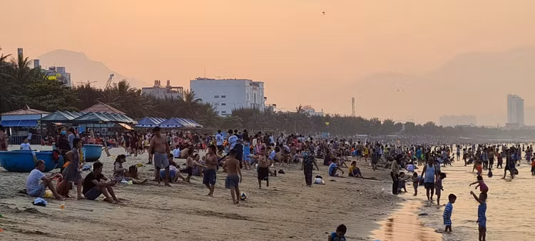 Nóng đổ lửa, dân Đà Nẵng ùn ùn ra biển giải nhiệt - Hình 8 Nong do lua, dan Da Nang un un ra bien giai nhiet-Hinh-8