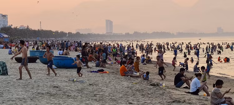 Nóng đổ lửa, dân Đà Nẵng ùn ùn ra biển giải nhiệt - Hình 7 Nong do lua, dan Da Nang un un ra bien giai nhiet-Hinh-7