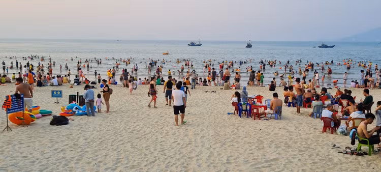 Nóng đổ lửa, dân Đà Nẵng ùn ùn ra biển giải nhiệt - Hình 2 Nong do lua, dan Da Nang un un ra bien giai nhiet-Hinh-2