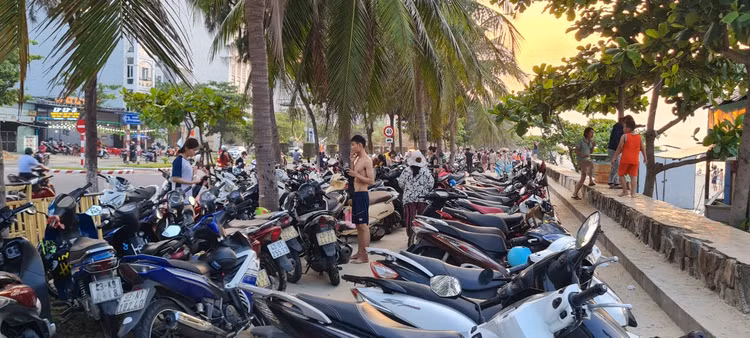 Nóng đổ lửa, dân Đà Nẵng ùn ùn ra biển giải nhiệt - Hình 3 Nong do lua, dan Da Nang un un ra bien giai nhiet-Hinh-3