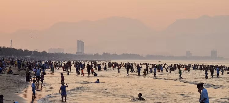 Nóng đổ lửa, dân Đà Nẵng ùn ùn ra biển giải nhiệt - Hình 6 Nong do lua, dan Da Nang un un ra bien giai nhiet-Hinh-6