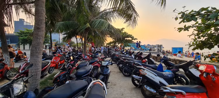 Nóng đổ lửa, dân Đà Nẵng ùn ùn ra biển giải nhiệt - Hình 4 Nong do lua, dan Da Nang un un ra bien giai nhiet-Hinh-4