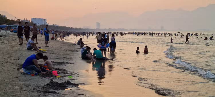 Nóng đổ lửa, dân Đà Nẵng ùn ùn ra biển giải nhiệt - Hình 9 Nong do lua, dan Da Nang un un ra bien giai nhiet-Hinh-9