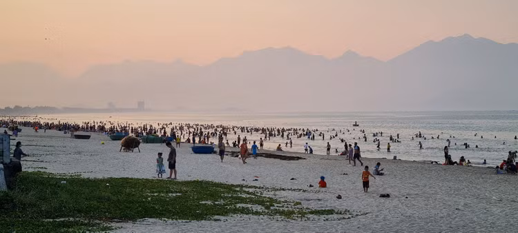 Nóng đổ lửa, dân Đà Nẵng ùn ùn ra biển giải nhiệt - Hình 10 Nong do lua, dan Da Nang un un ra bien giai nhiet-Hinh-10