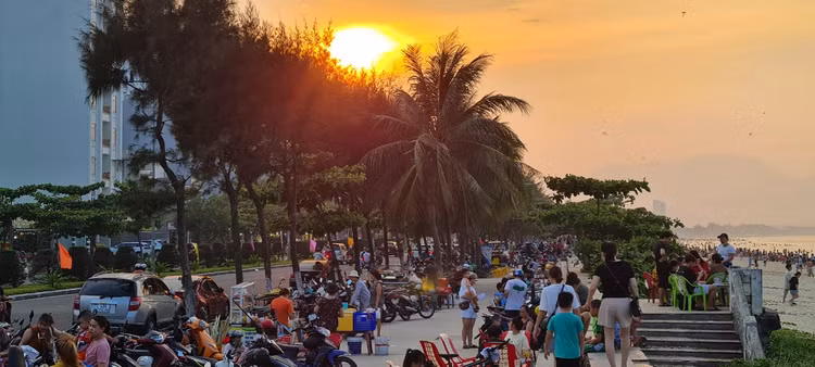 Nóng đổ lửa, dân Đà Nẵng ùn ùn ra biển giải nhiệt - Hình 12 Nong do lua, dan Da Nang un un ra bien giai nhiet-Hinh-12
