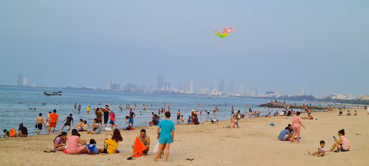 Nóng đổ lửa, dân Đà Nẵng ùn ùn ra biển giải nhiệt - Hình 5 Nong do lua, dan Da Nang un un ra bien giai nhiet-Hinh-5