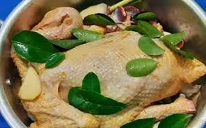 Cách luộc gà không cần nước, giữ hương vị đặc trưng đậm đà Cach luoc ga khong can nuoc, giu huong vi dac trung dam da