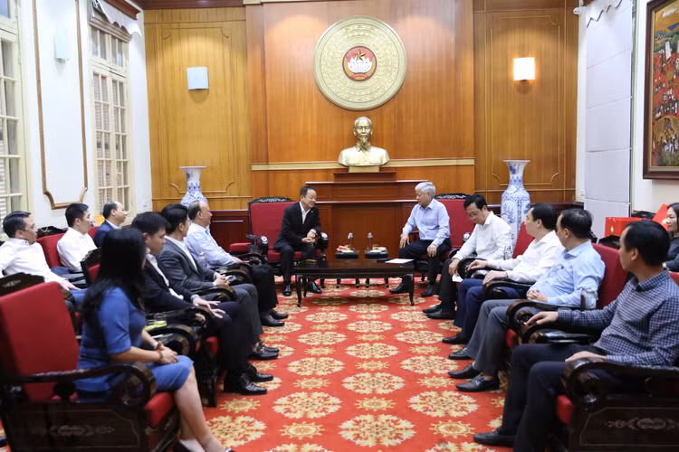 Các doanh nghiệp của bầu Hiển ủng hộ 20 tỷ đồng khắc phục thiệt hại bão lũ - Hình 2 Cac doanh nghiep cua bau Hien ung ho 20 ty dong khac phuc thiet hai bao lu-Hinh-2