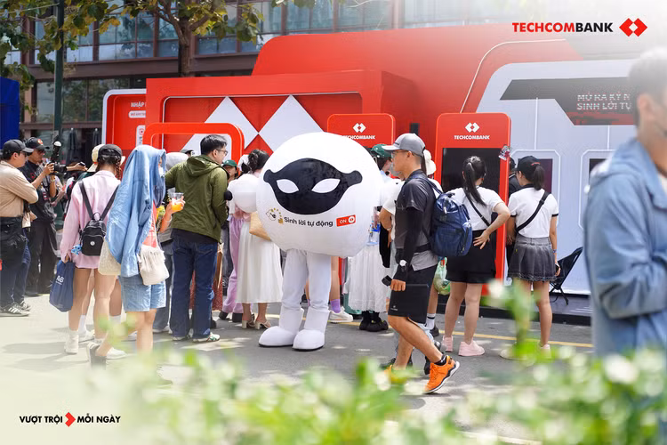 Khách hàng tham quan gian hàng của Techcombank Khách hàng tham quan gian hàng của Techcombank