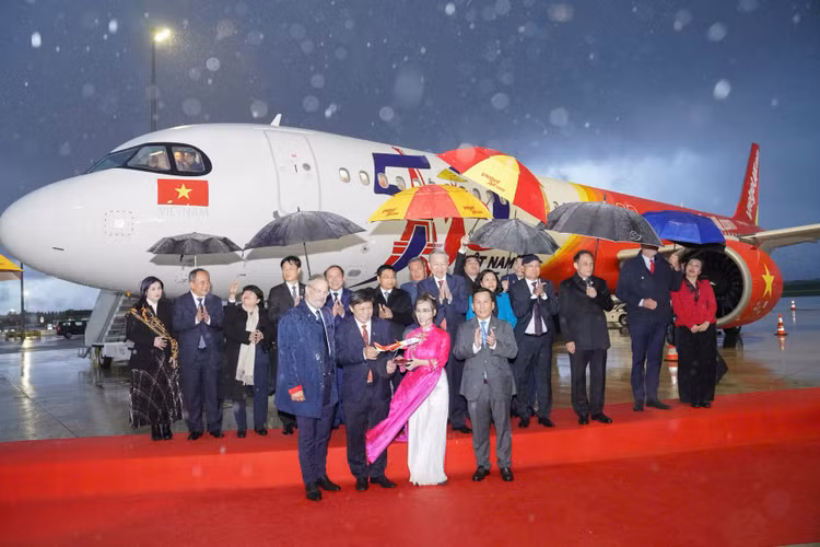 Airbus và Vietjet bàn giao tàu bay mang hình ảnh kỷ niệm 50 năm quan hệ ngoại giao - Hình 5 Airbus va Vietjet ban giao tau bay mang hinh anh ky niem 50 nam quan he ngoai giao-Hinh-5