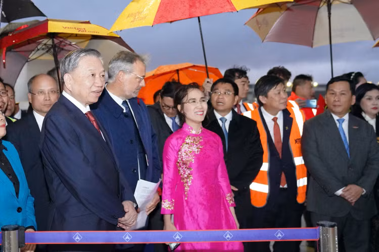 Airbus và Vietjet bàn giao tàu bay mang hình ảnh kỷ niệm 50 năm quan hệ ngoại giao Airbus va Vietjet ban giao tau bay mang hinh anh ky niem 50 nam quan he ngoai giao