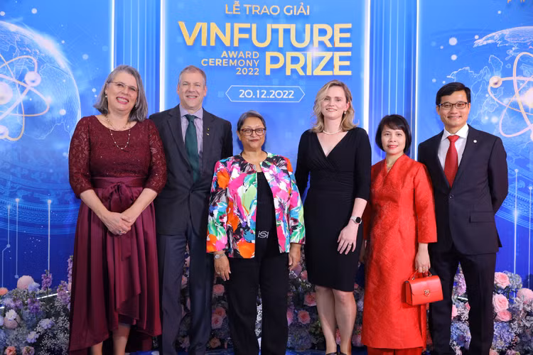 GS Karim: VinFuture tập hợp những người có chung tầm nhìn xây dựng thế giới tốt đẹp hơn - Hình 2 Giáo sư Karim (giữa) cùng các thành viên Hội đồng Sơ khảo và Hội đồng Giải thưởng VinFuture tại Lễ trao giải VinFuture tháng 12/2022. Ảnh: VFP.