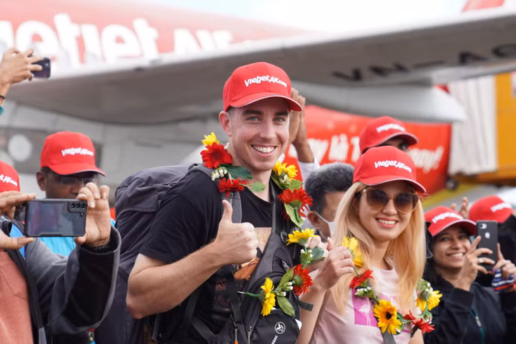 Vietjet tăng chuyến bay đêm cùng loạt khuyến mãi trong cao điểm hè - Hình 5 Vietjet tang chuyen bay dem cung loat khuyen mai trong cao diem he-Hinh-5