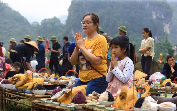Tảo mộ online: Hình thức có quan trọng bằng lòng thành kính? Tao mo online: Hinh thuc co quan trong bang long thanh kinh?