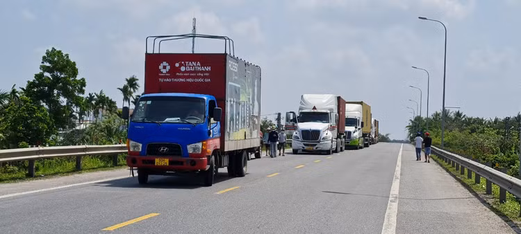 Quang Nam: Hien truong vu xe tai va cham lien hoan tren quoc lo 1A-Hinh-14