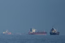 Súng nổ trên eo biển Hormuz, tuyên bố mở cửa đổ vỡ