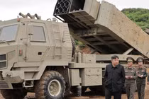 [GALLERY] Triều Tiên ra mắt pháo phản lực đa năng giống HIMARS của Mỹ