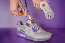 Đôi giày Nike kỳ dị tích hợp luôn máy Nintendo, đi mỏi thì dừng lại chơi game