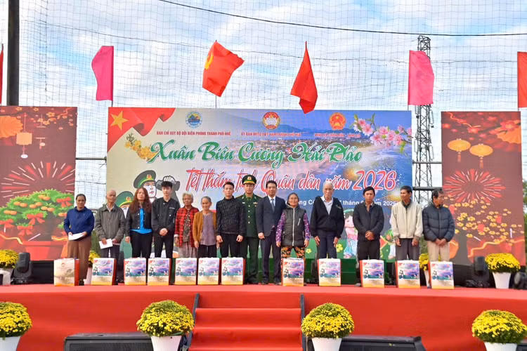 mang-tet-som-den-voi-nguoi-dan-bien-gioi-bien-o-hue-3.jpg