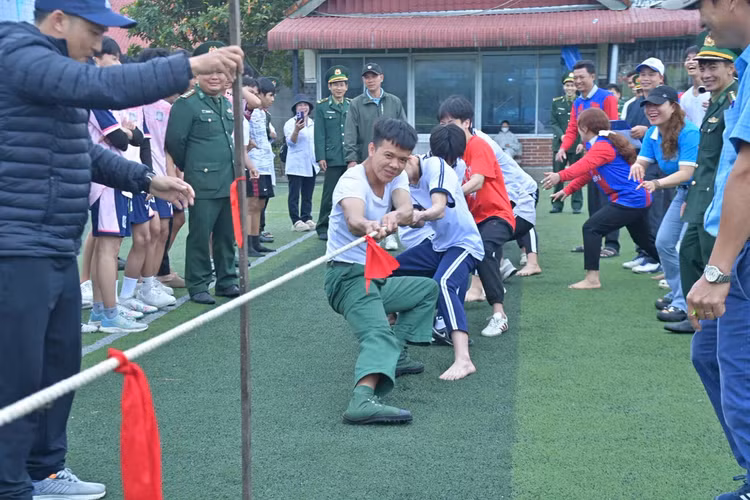 mang-tet-som-den-voi-nguoi-dan-bien-gioi-bien-o-hue-4.jpg