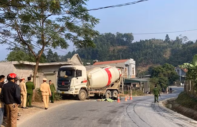 Xe máy va chạm xe bồn chở xi măng, người đàn ông tử vong Xe may va cham xe bon cho xi mang, nguoi dan ong tu vong
