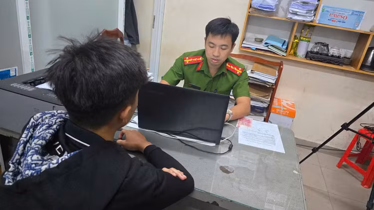 Vụ nam sinh bị hành hung nứt sọ não: Nghi do mâu thuẫn tình cảm Vu nam sinh bi hanh hung nut so nao: Nghi do mau thuan tinh cam