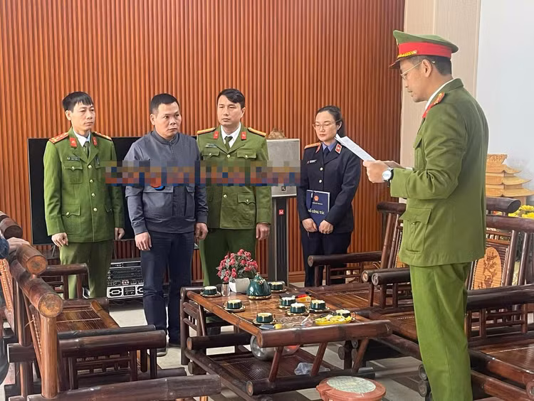 Khởi tố người đàn ông khai thác khoáng sản trái phép ở Hòa Bình Khoi to nguoi dan ong khai thac khoang san trai phep o Hoa Binh