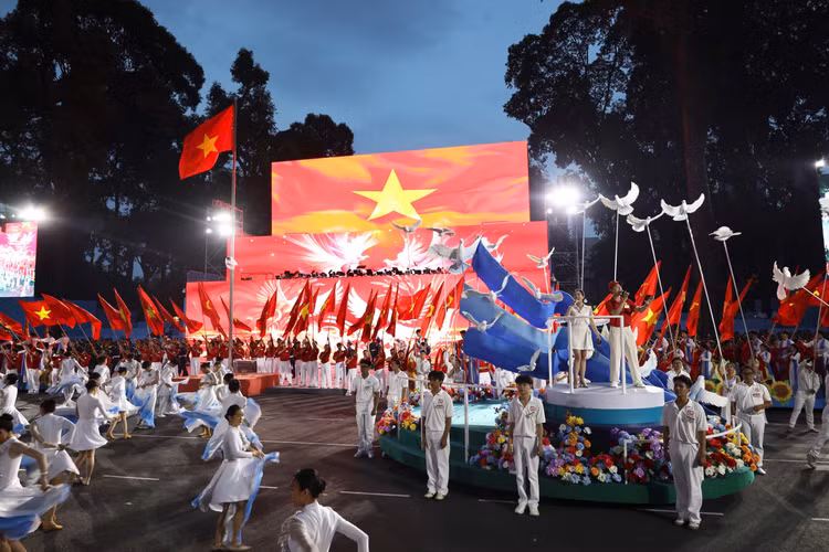 Rực rỡ chương trình nghệ thuật trong đêm sơ duyệt đại lễ 30/4 Ruc ro chuong trinh nghe thuat trong dem so duyet dai le 30/4