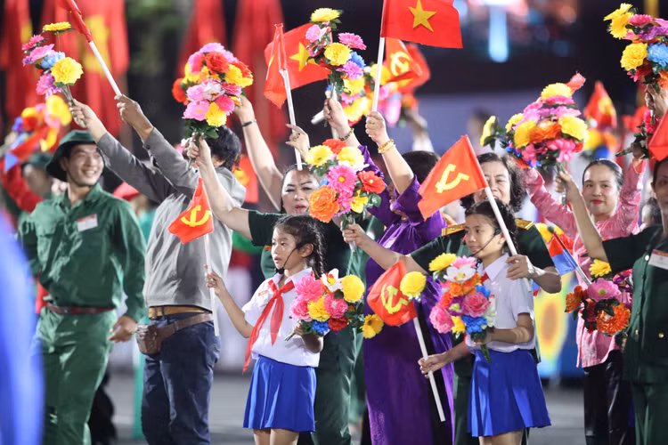 Rực rỡ chương trình nghệ thuật trong đêm sơ duyệt đại lễ 30/4 - Hình 5 Ruc ro chuong trinh nghe thuat trong dem so duyet dai le 30/4-Hinh-5
