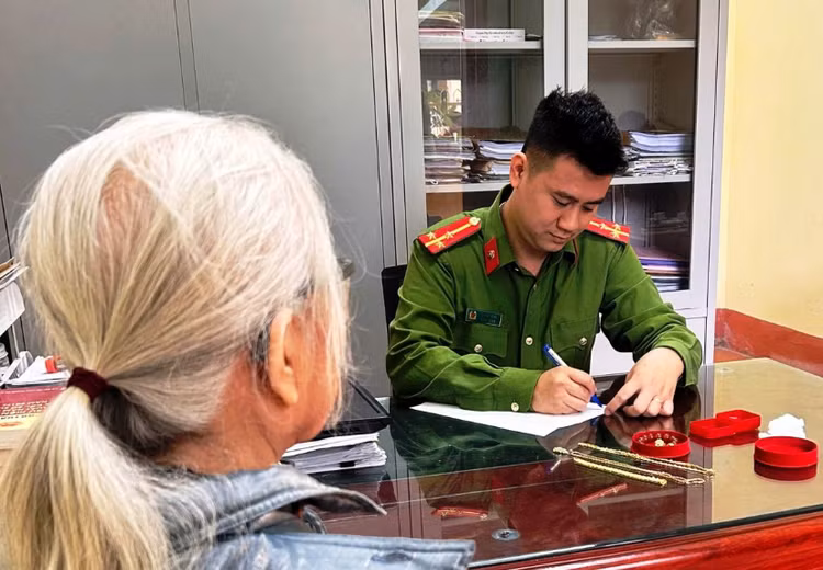 Nhan vien tiem vang nhanh tri giup cu ba khoi mat 1 cay vang