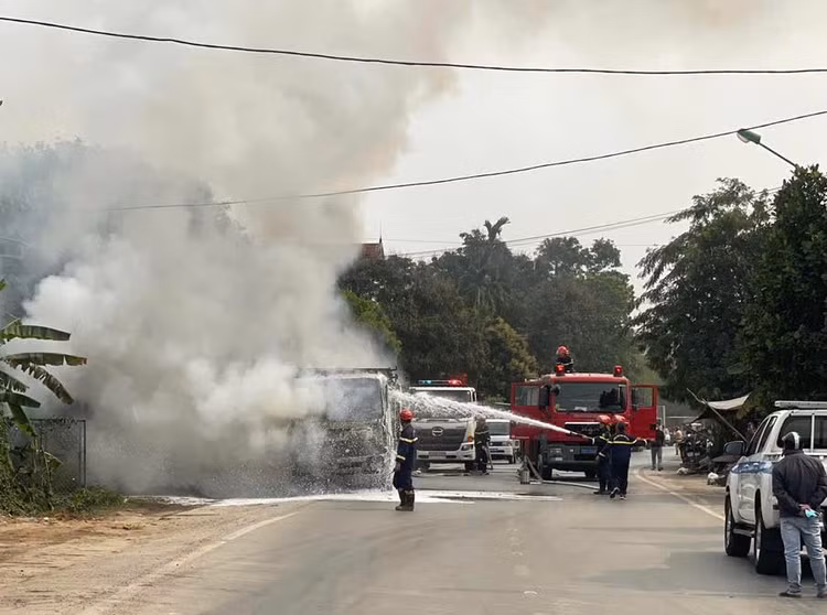 Xe tai bat ngo boc chay tren Quoc lo 6 o Hoa Binh