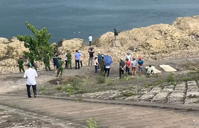 Hoa Binh: Hai hoc sinh duoi nuoc tu vong tren song Da