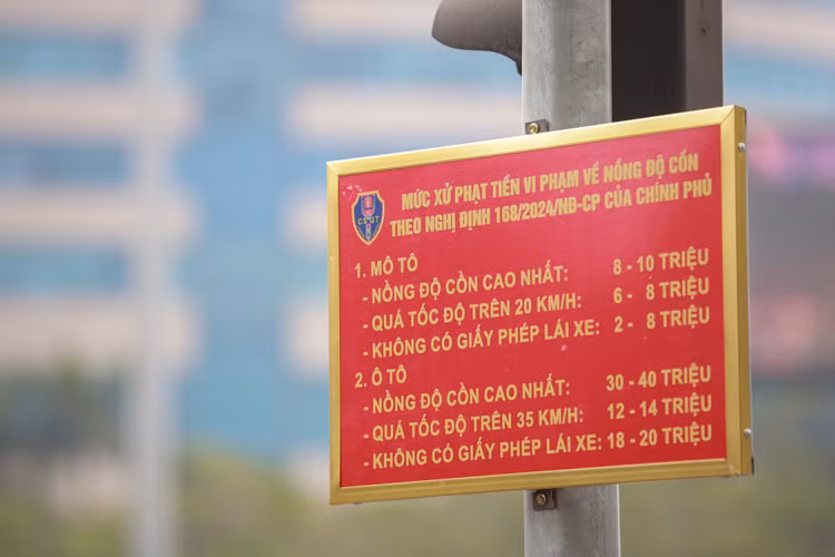 Lắp biển thông báo mức phạt tại 58 nút giao ở Hà Nội - Hình 4 Lap bien thong bao muc phat tai 58 nut giao o Ha Noi-Hinh-4