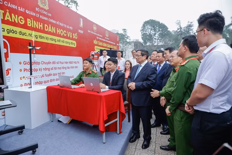 Thủ tướng phát động phong trào “Bình dân học vụ số“ - Hình 3 Thu tuong phat dong phong trao “Binh dan hoc vu so“-Hinh-3