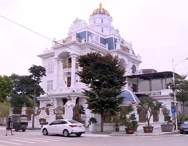 Bac Ninh: Phat hien 17 nam nu tu tap “thac loan” tai biet thu rieng