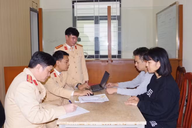 Ha Nam: Khoi to vu vo mua GPLX gia cho chong su dung