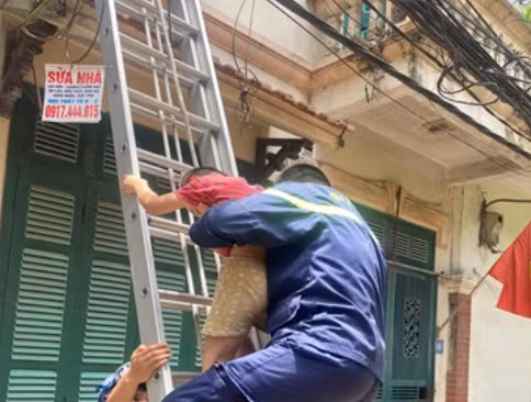 Kịp thời giải cứu cháu bé mắc kẹt tại tầng 2 ở Hà Nội Kip thoi giai cuu chau be mac ket tai tang 2 o Ha Noi