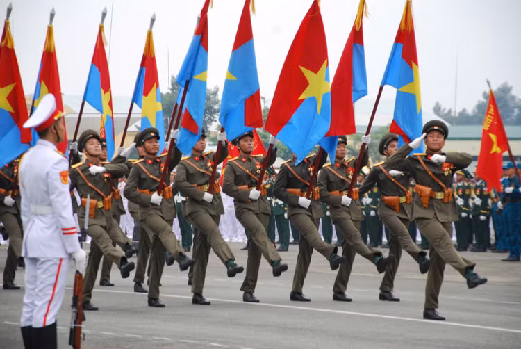 Đại tướng Nguyễn Tân Cương kiểm tra động viên các khối diễu binh - Hình 7 Dai tuong Nguyen Tan Cuong kiem tra dong vien cac khoi dieu binh-Hinh-7