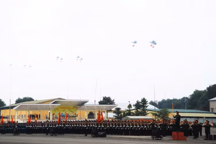 Đại tướng Nguyễn Tân Cương kiểm tra động viên các khối diễu binh - Hình 3 Dai tuong Nguyen Tan Cuong kiem tra dong vien cac khoi dieu binh-Hinh-3